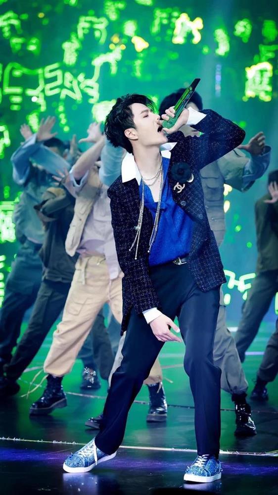 Vương Nhất Bác nấp sau cánh gà để làm... ảo thuật!-2