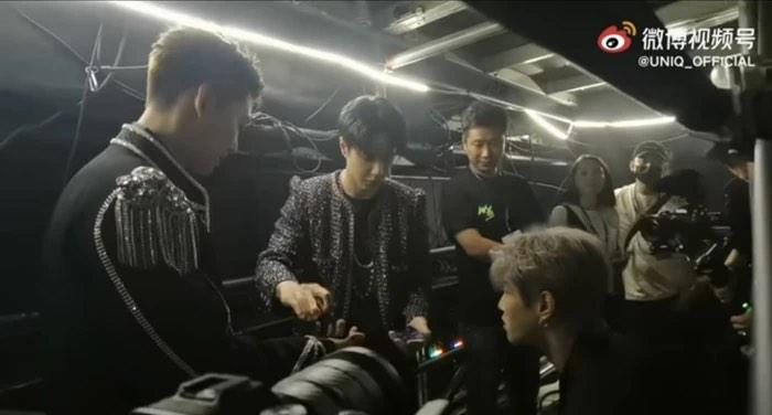 Vương Nhất Bác nấp sau cánh gà để làm... ảo thuật!-7