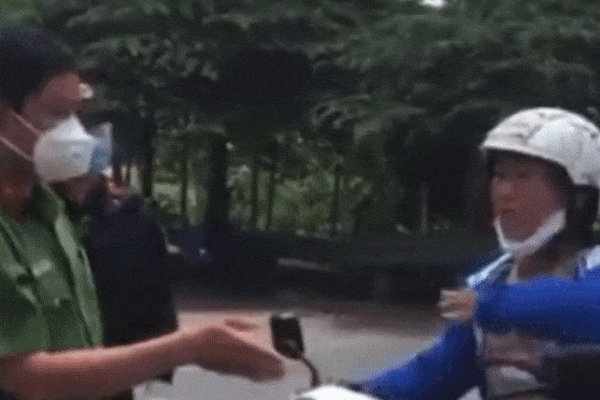 Clip: Bị nhắc đeo khẩu trang, cụ ông cầm mũ cối đập vào mặt công an-1