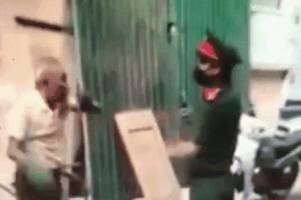 Clip: Ra đường không khẩu trang, người phụ nữ lý sự: Đeo bị ngộp-2