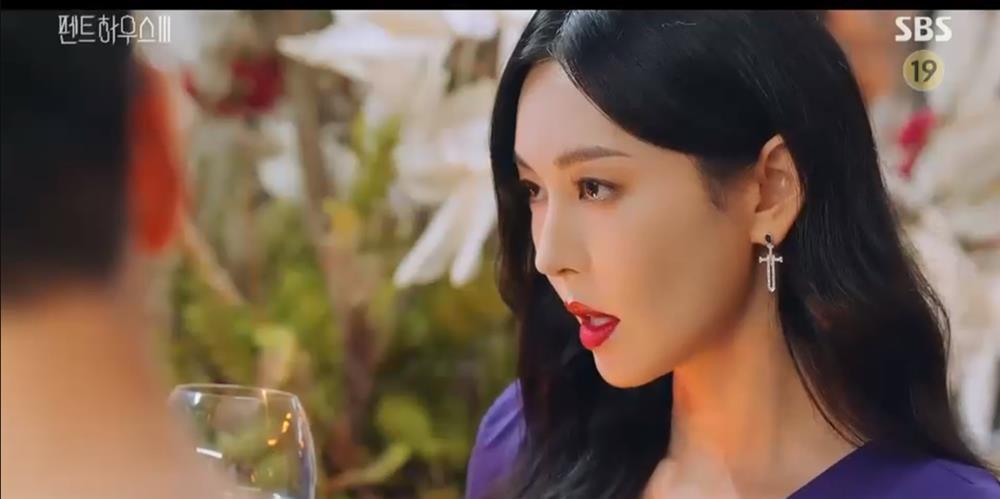 Penthouse 3 tập 8: Logan hồi sinh, vừa tỉnh lại đã hôn bà cả Shim đắm đuối-16