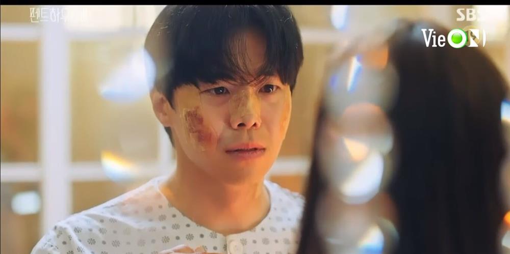 Penthouse 3 tập 8: Logan hồi sinh, vừa tỉnh lại đã hôn bà cả Shim đắm đuối-18