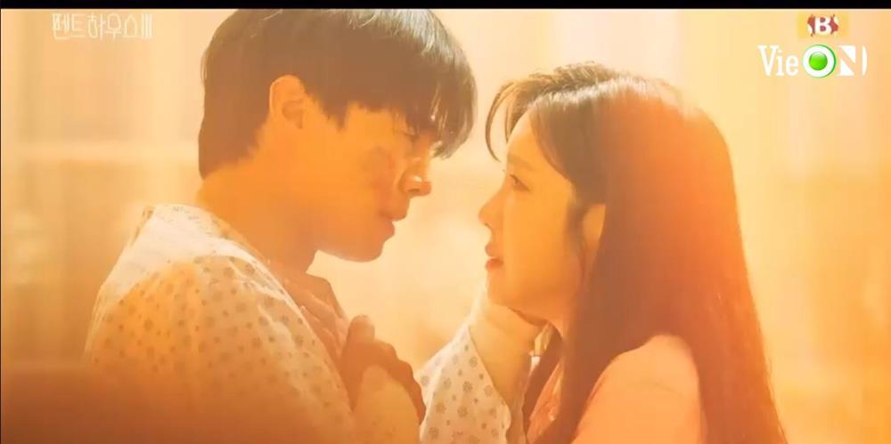 Penthouse 3 tập 8: Logan hồi sinh, vừa tỉnh lại đã hôn bà cả Shim đắm đuối-20