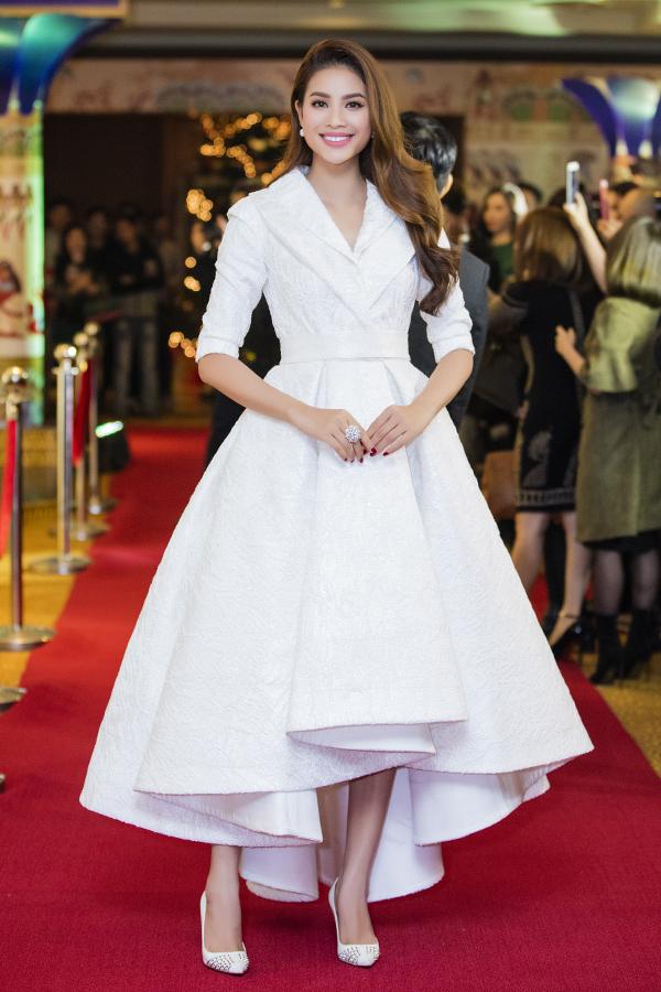 Phạm Hương đứng kế Ngọc Trinh, nhan sắc lộ rõ chênh lệch-5