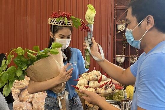 Á hậu Ngọc Thảo nhận vương miện ớt và 50 triệu đồng trong ngày sinh nhật