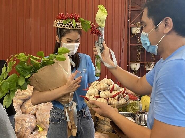 Á hậu Ngọc Thảo nhận vương miện ớt và 50 triệu đồng trong ngày sinh nhật-1