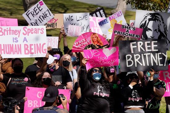 Thế lực nào đứng sau Britney Spears?