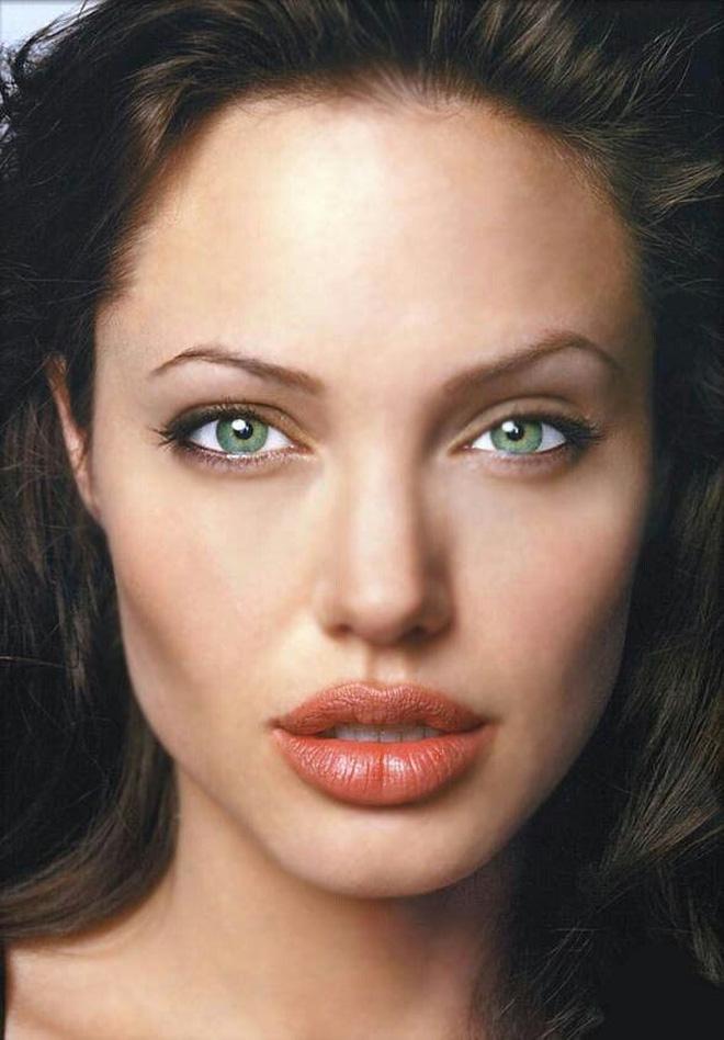 Angelina Jolie enjoys every makeup style, but there is one style that she doesn't dare to try again - 4