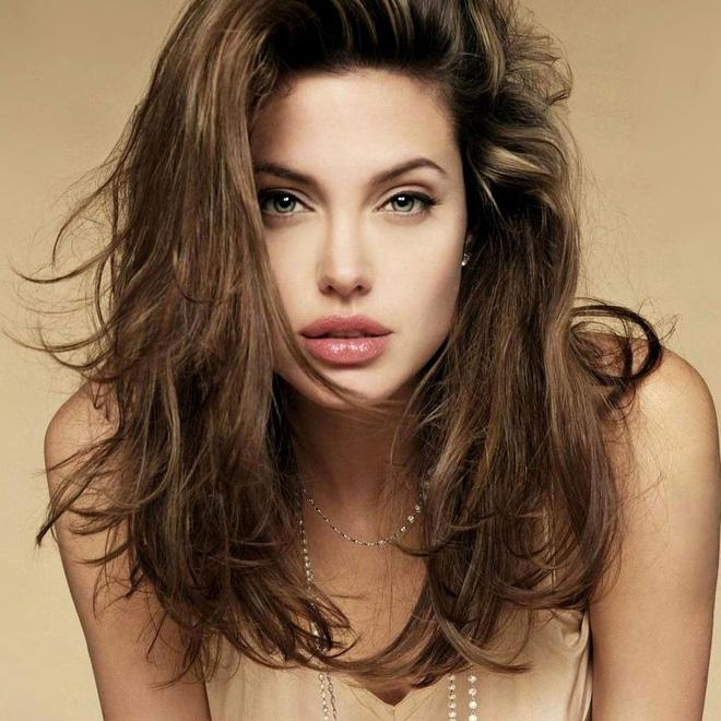 Angelina Jolie enjoys every makeup style, but there is one style that she doesn't dare to try again - 6