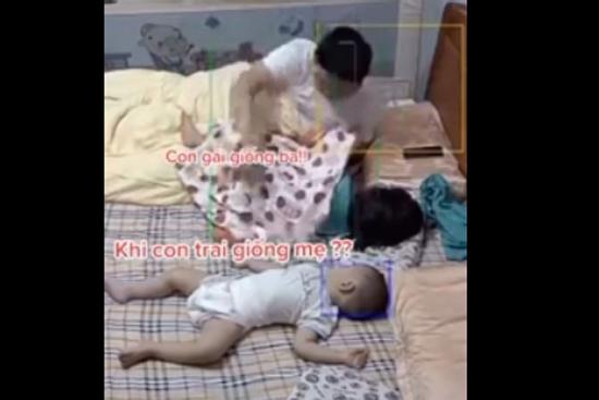 Thái độ trái ngược của ông bố khi đắp chăn cho con gái và con trai