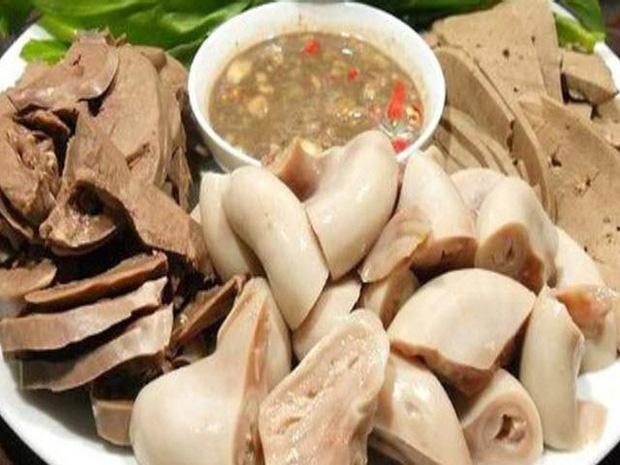 Nghe lời chị bán lòng lợn dẻo miệng, cô gái sốc nặng khi móc ra vật thể lạ-3