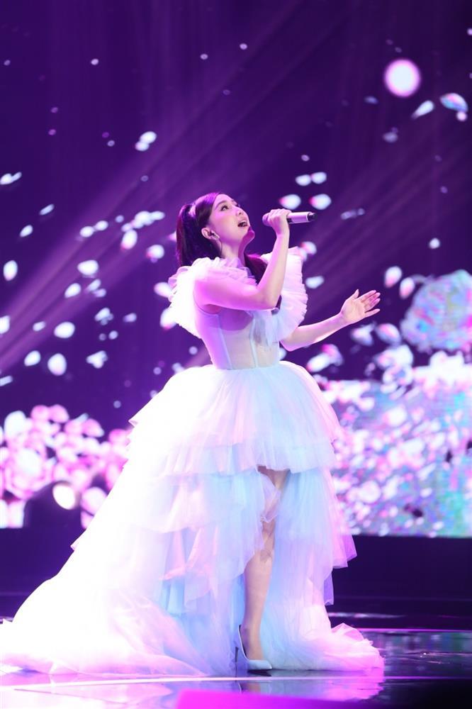 Bảo Thy né nhanh như chớp khi bị fan cuồng tấn công-2