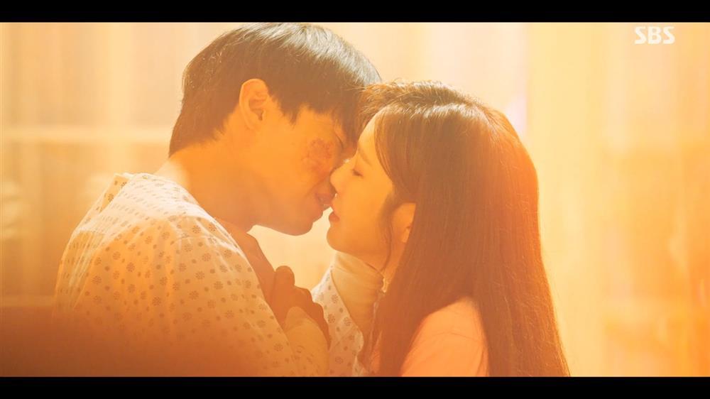 Logan Penthouse bị soi hóa trang bỏng da do bom nổ giả trân hết sức-7