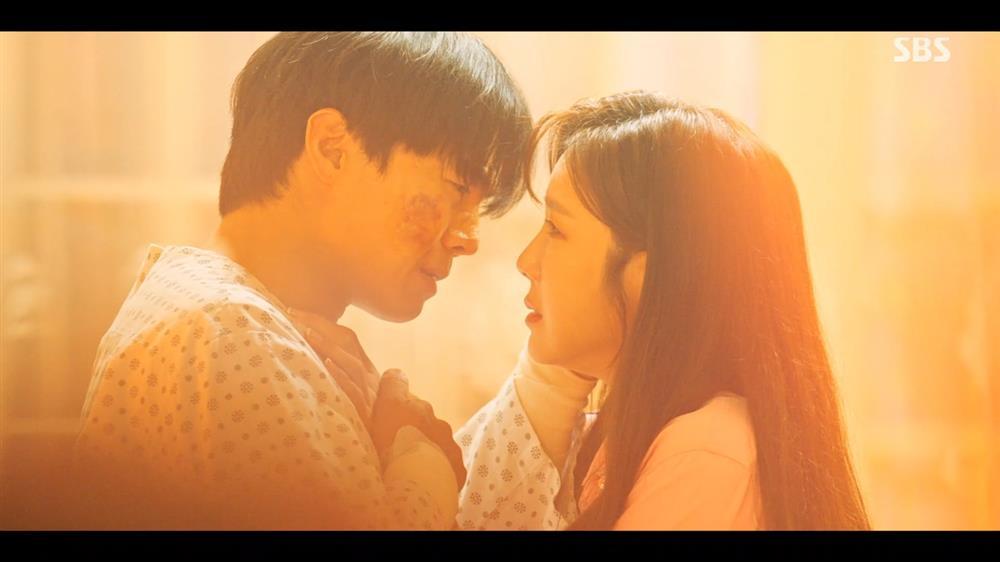 Logan Penthouse bị soi hóa trang bỏng da do bom nổ giả trân hết sức-8