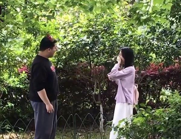 Chàng trai gặp crush trên mạng, hồi hộp tặng hoa khiến dân mạng gato-1