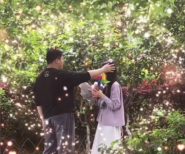 Chàng trai gặp crush trên mạng, hồi hộp tặng hoa khiến dân mạng gato-3