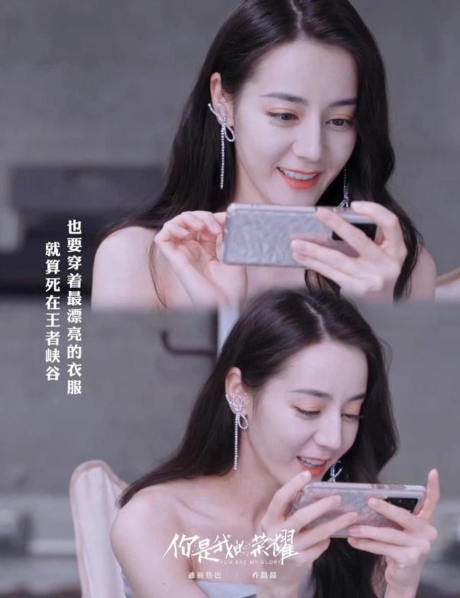 Em Là Niềm Kiêu Hãnh Của Anh: Bàn ghế Địch Lệ Nhiệt Ba toàn đồ đắt đỏ-6