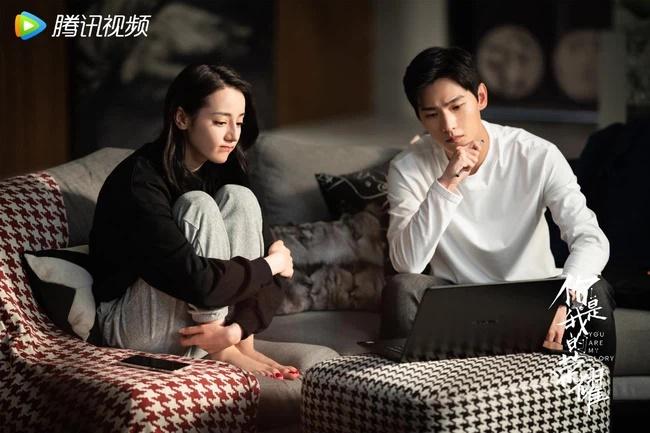 Em Là Niềm Kiêu Hãnh Của Anh: Bàn ghế Địch Lệ Nhiệt Ba toàn đồ đắt đỏ-7