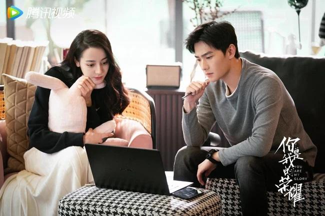 Em Là Niềm Kiêu Hãnh Của Anh: Bàn ghế Địch Lệ Nhiệt Ba toàn đồ đắt đỏ-8