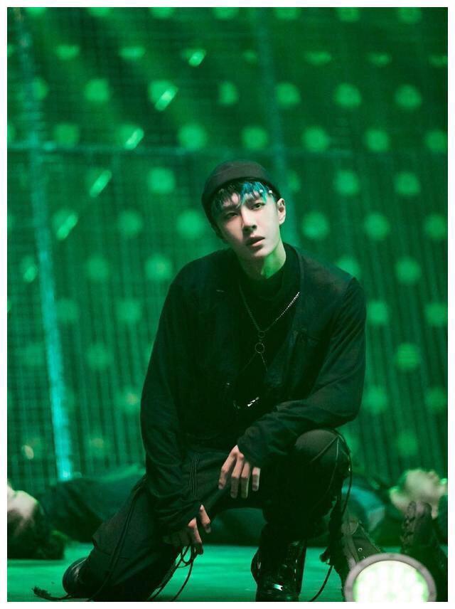 Vương Nhất Bác: Không vì thế giới mà thay đổi, chỉ làm điều thuần khiết-1