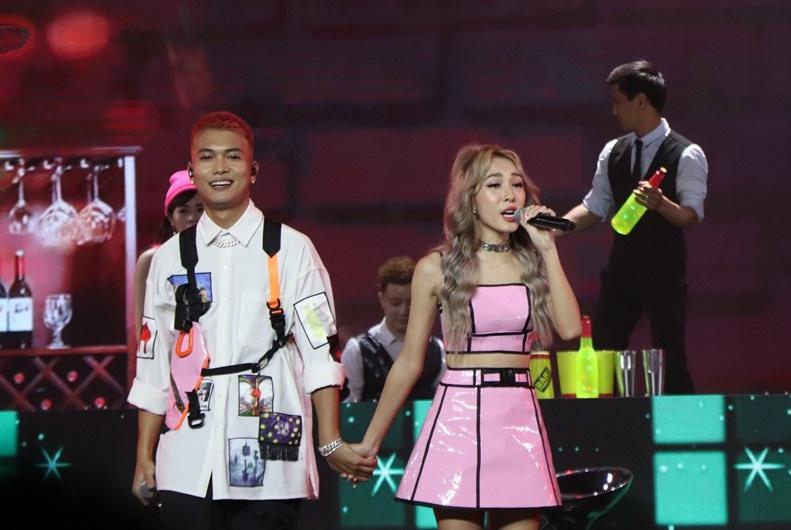 Emily quẩy cùng BigDaddy, netizen chê phũ: Hát chơi hay gì?-1