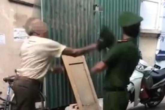 Hà Nội: Phạt cụ ông dùng mũ cối đập vào mặt công an 2 triệu đồng