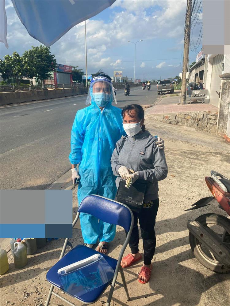 Danh tính người phụ nữ cầm xấp 500k tặng dân về quê tránh dịch-1