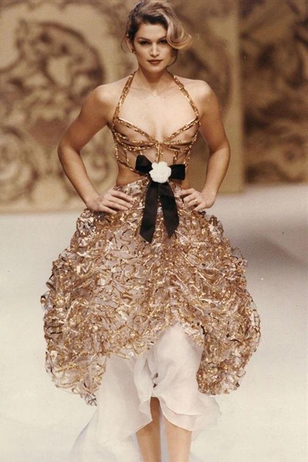 Vì sao người mẫu quốc tế luôn thả rông khi trình diễn thời trang?-3