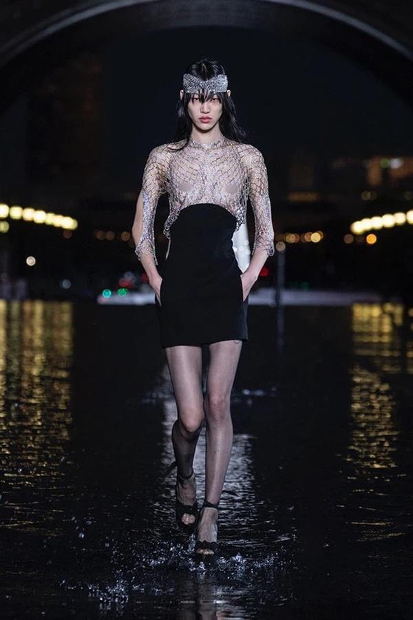 Vì sao người mẫu quốc tế luôn thả rông khi trình diễn thời trang?-5