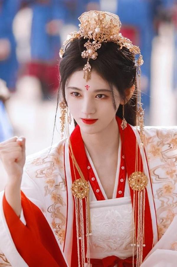 Địch Lệ Nhiệt Ba được khen nức nở, Triệu Lệ Dĩnh và Cúc Tịnh Y gây tranh cãi-4