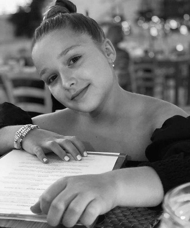 Beckham bị chỉ trích vì để con gái mặc đầm hở hang quá đà-1