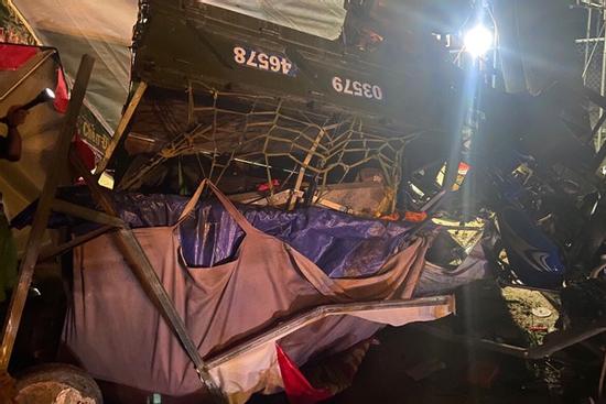 Gia đình đi xe ba gác về Nghệ An tránh dịch gặp tai nạn thương tâm