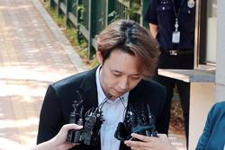 'Hoàng tử gác mái' Park Yoo Chun bị quản lý lật mặt, dọa 'bóc phốt'