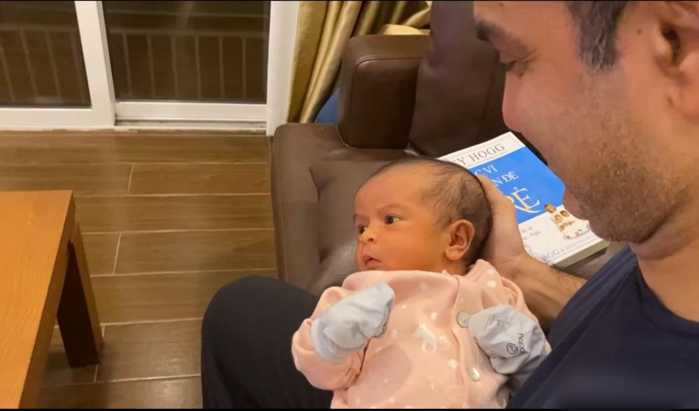 Mới 2 tuần tuổi con của Võ Hạ Trâm đã hóng hớt MV của mẹ-5