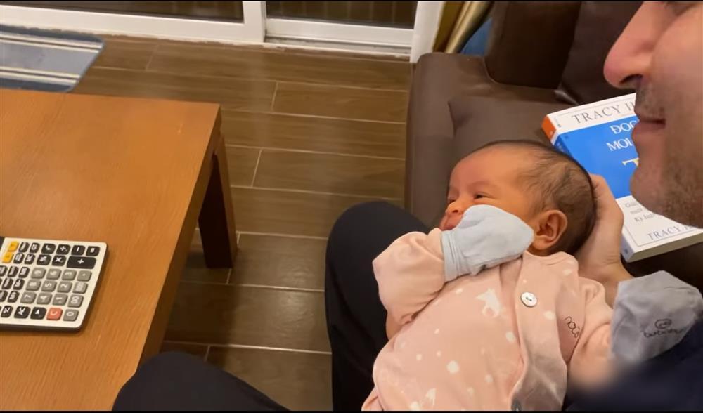 Mới 2 tuần tuổi con của Võ Hạ Trâm đã hóng hớt MV của mẹ-7