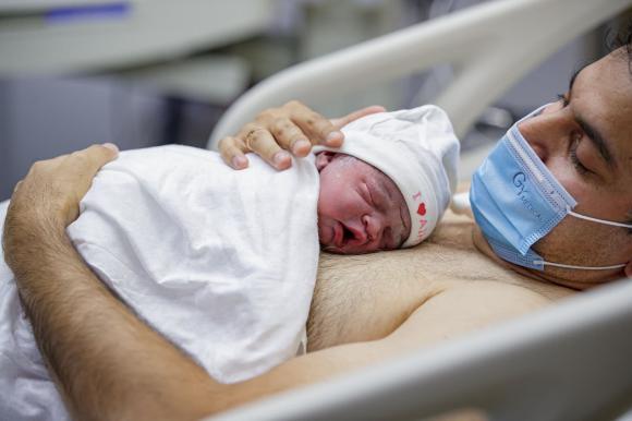 Mới 2 tuần tuổi con của Võ Hạ Trâm đã hóng hớt MV của mẹ-9