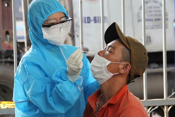 Đình chỉ công tác chủ tịch xã lơ là phòng dịch-2