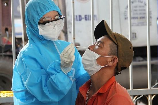 Chủ tịch phường bị tạm đình chỉ công tác vì để dịch bùng phát