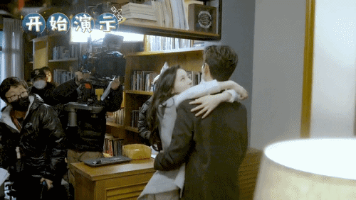 Dương Dương bất ngờ bế Địch Lệ Nhiệt Ba làm lộ bàn tay hư-3