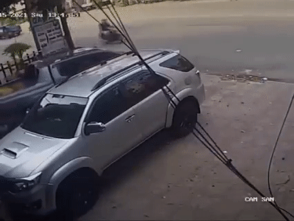 Rùng mình khoảnh khắc em bé bị xe ô tô nuốt vào gầm-2