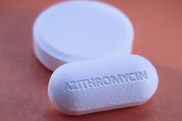 Xôn xao thanh niên ngồi đại tiện ngay tại chỗ khi bị công an giữ lại-2