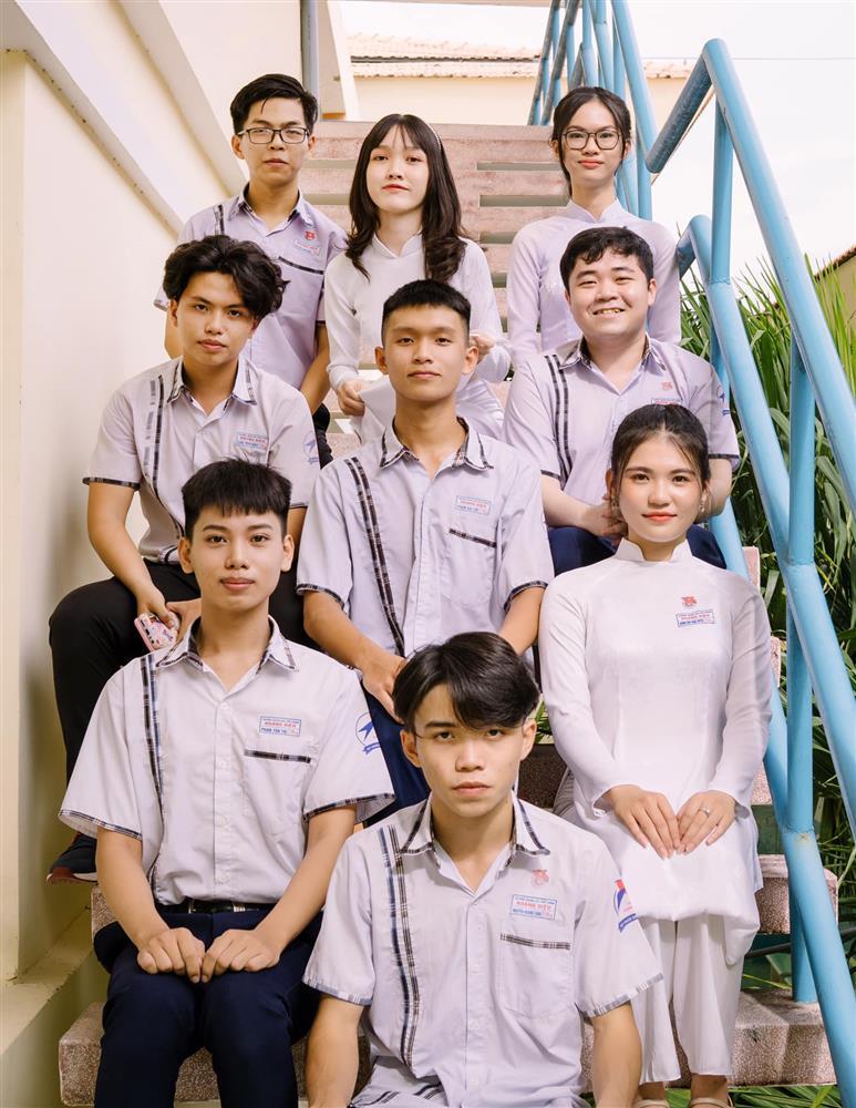 Xem là LÚ: Cánh tay lạ trong khung hình nhóm bạn 2k3 là của ai?-7