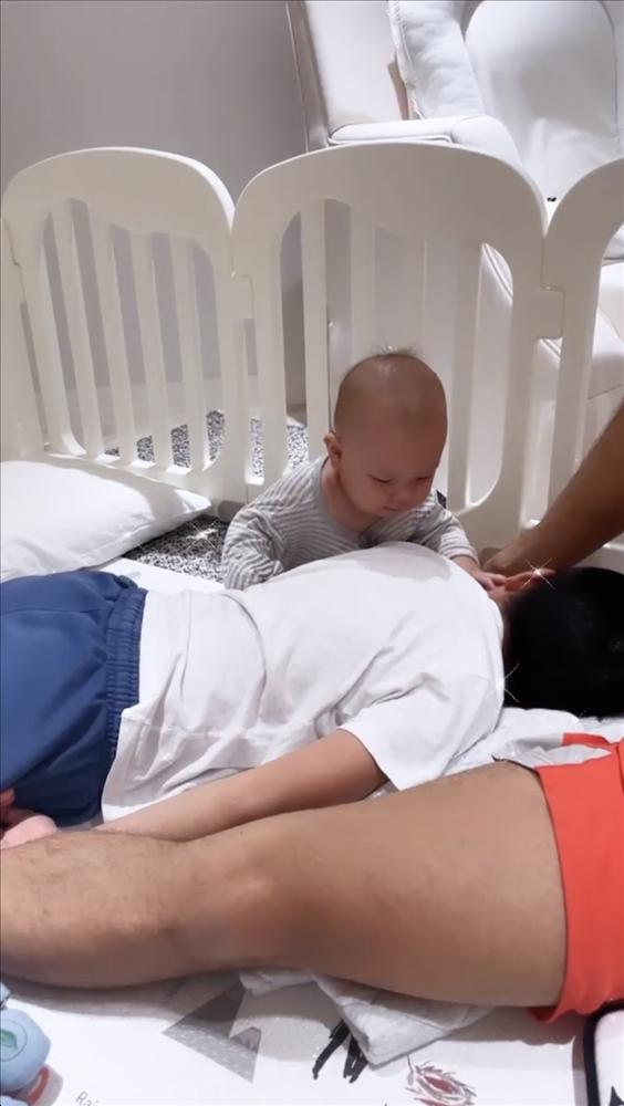 Tan chảy khoảnh khắc Subeo chơi với 2 con riêng của Hà Hồ - Kim Lý-1