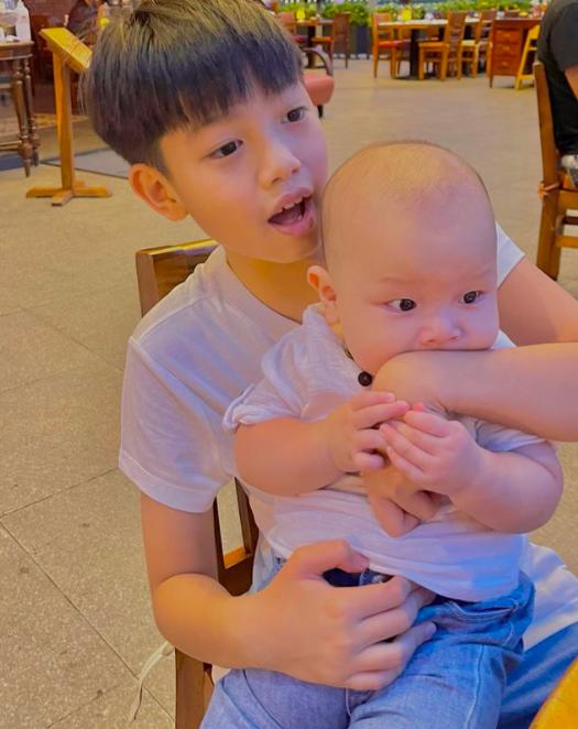 Tan chảy khoảnh khắc Subeo chơi với 2 con riêng của Hà Hồ - Kim Lý-10