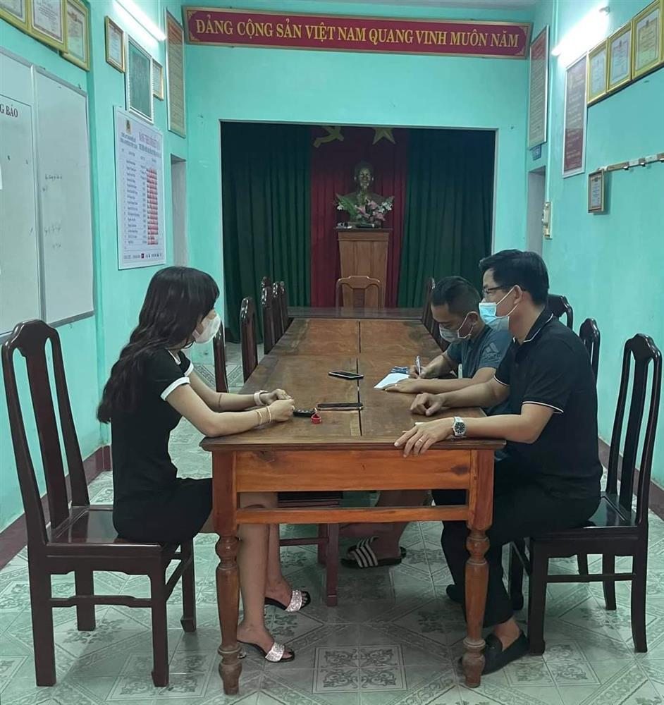 Cô gái lên cầu Trường Tiền, cởi phăng nội y tự quay clip phát lên MXH-2