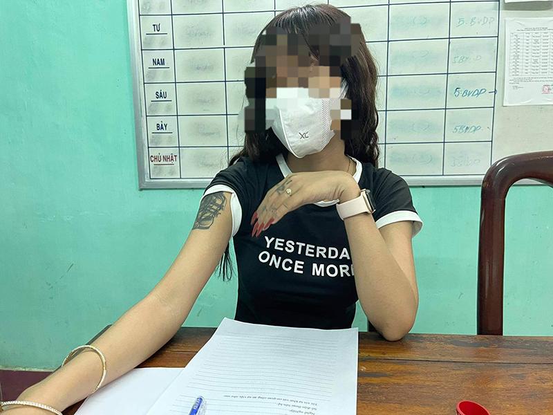 Cô gái lên cầu Trường Tiền, cởi phăng nội y tự quay clip phát lên MXH-3