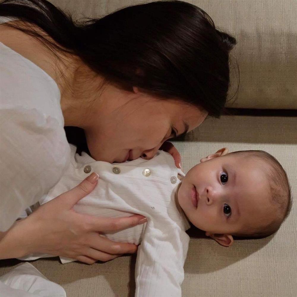 Lisa thần thái ngang ngửa Hồ Ngọc Hà mỗi lần cùng xuất hiện-8