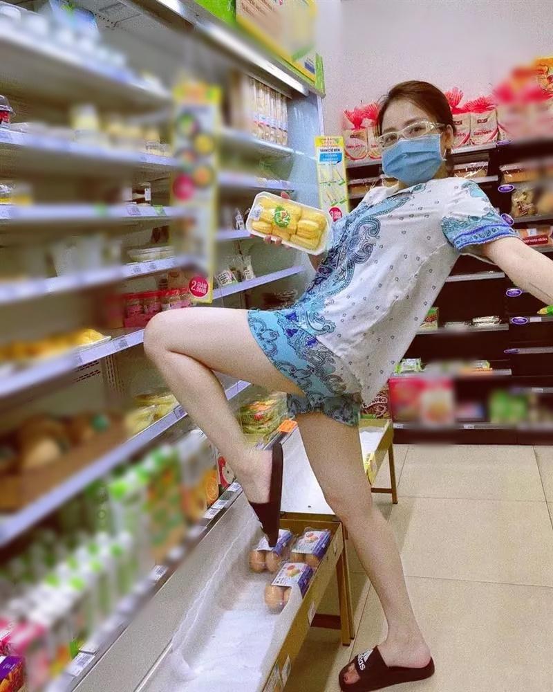 Bắt gặp Minh Tú đi siêu thị: Đen nhẻm, lép kẹp, siêu mẫu đây sao?-9
