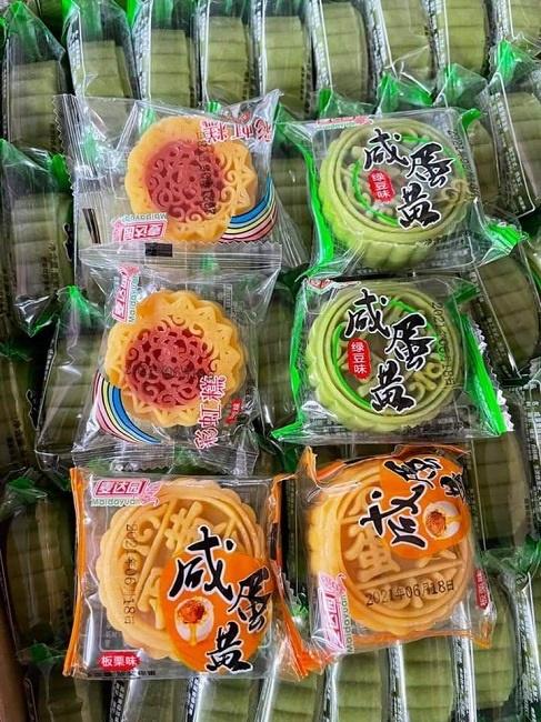 Bánh trung thu mini Trung Quốc bán đầy chợ với giá chỉ từ 3.000 đồng/chiếc-1