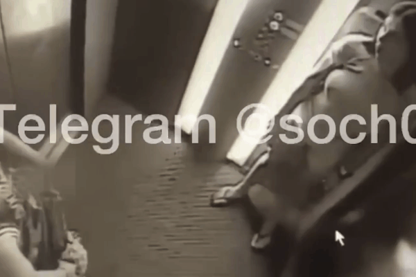 Thang máy đóng đột ngột, kéo theo bé 2 tháng nằm xe đẩy-2